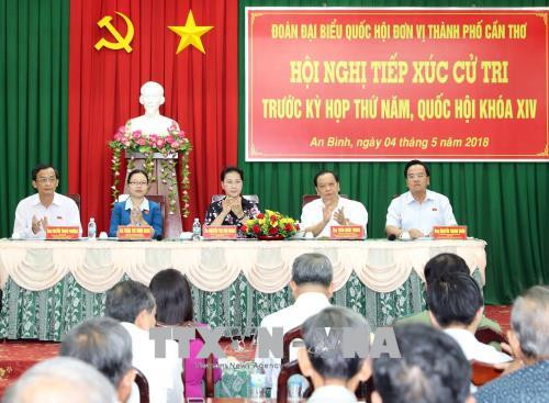 越南国会主席阮氏金银接待芹苴市宁侨区选民 ảnh 1 越南国会主席阮氏金银接待芹苴市宁侨区选民 ảnh 1