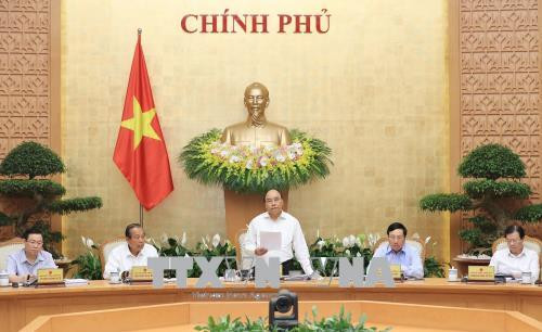 阮春福：政府成员和各部门领导需履职尽责 务实工作 ảnh 1