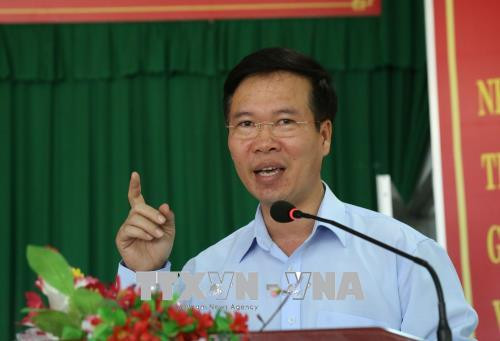 越共中央宣教部部长武文赏走进基层与同奈省选民亲切交流倾听选民建议 ảnh 1 越共中央宣教部部长武文赏走进基层与同奈省选民亲切交流倾听选民建议 ảnh 1