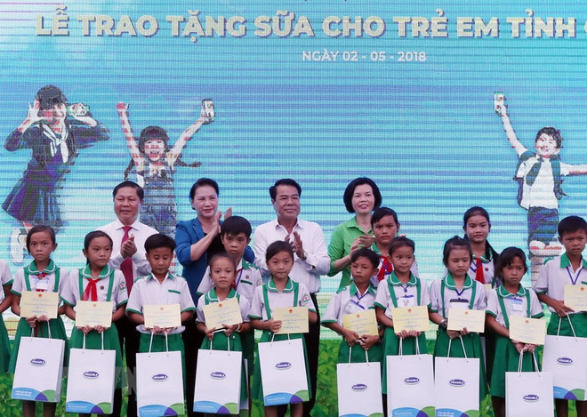 国会主席阮氏金银出席金瓯省植树仪式 ảnh 2 国会主席阮氏金银出席金瓯省植树仪式 ảnh 2