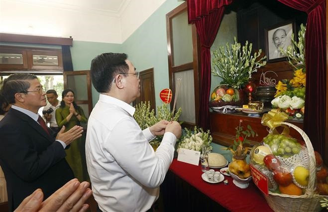 九·二国庆节:越南国会主席王廷惠前往主席府向胡志明主席进香 ảnh 1 九·二国庆节:越南国会主席王廷惠前往主席府向胡志明主席进香 ảnh 1