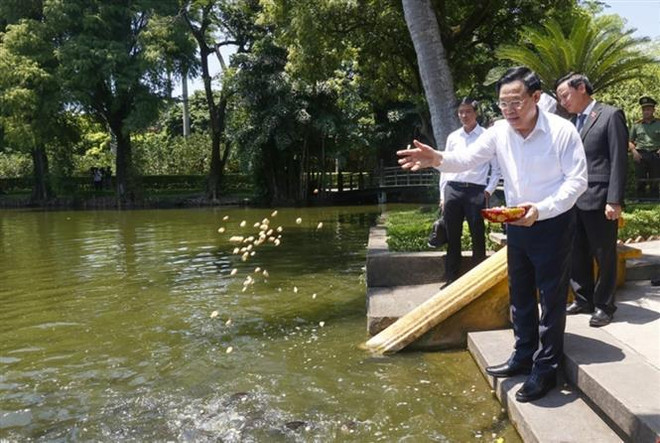 九·二国庆节:越南国会主席王廷惠前往主席府向胡志明主席进香 ảnh 2 九·二国庆节:越南国会主席王廷惠前往主席府向胡志明主席进香 ảnh 2