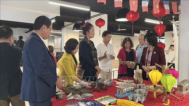 越法建交50周年：会安文化节在巴黎开幕 ảnh 2