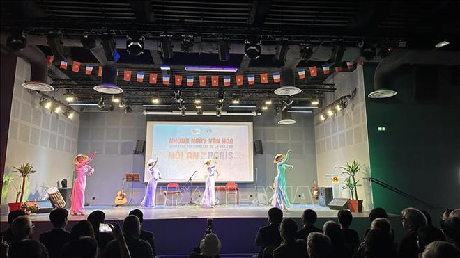 越法建交50周年：会安文化节在巴黎开幕 ảnh 1