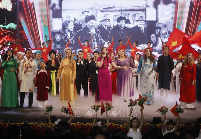 越南国家主席武文赏和夫人主持国庆招待会 ảnh 3