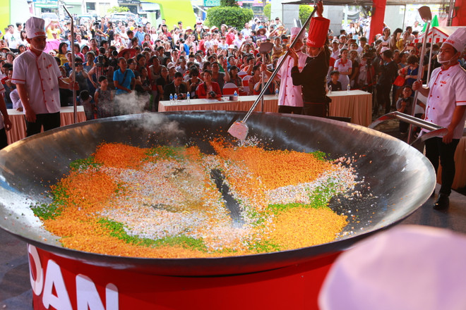 越南“最大份炒饭“现身胡志明市 ảnh 1 越南“最大份炒饭“现身胡志明市 ảnh 1