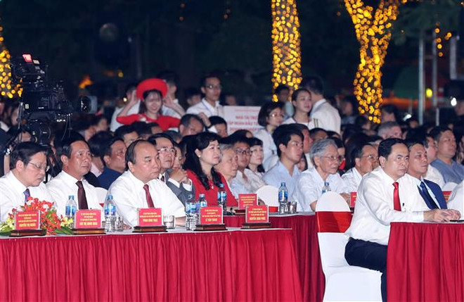 政府总理阮春福出席海防市2018年凤凰花节开幕式 ảnh 1