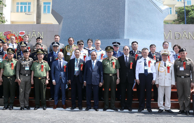 阮春福总理：人民警察学院力争成为重点大学培训基地 ảnh 2