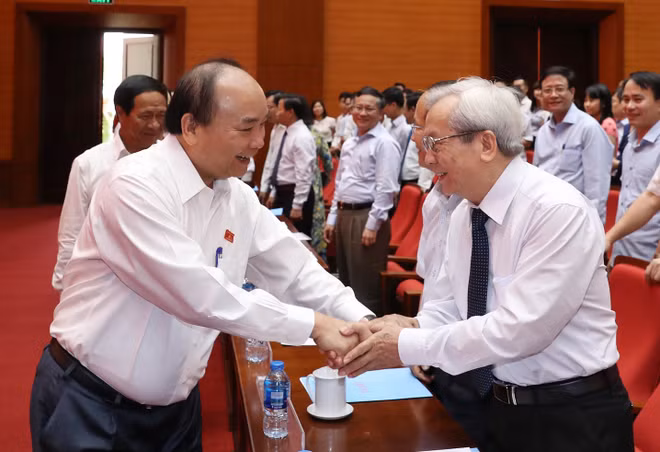 越南政府总理阮春福在海防市开展国会代表接待选民活动 ảnh 2