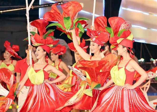 政府总理阮春福出席海防市2018年凤凰花节开幕式 ảnh 3