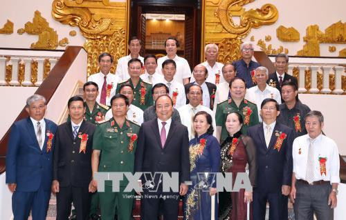 阮春福总理会见打击美国侵略者老少年代表团 ảnh 1 阮春福总理会见打击美国侵略者老少年代表团 ảnh 1