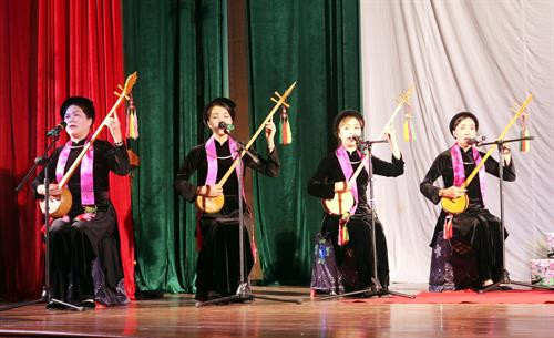 全国天曲和天琴艺术节:谅山省鼓励发展各阶层人民的天曲艺术活动 ảnh 2 全国天曲和天琴艺术节:谅山省鼓励发展各阶层人民的天曲艺术活动 ảnh 2