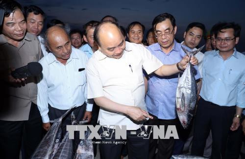 中部环境事故发生两年后:阮春福亲自检查承天顺化和广治两省赔偿工作 ảnh 1  中部环境事故发生两年后:阮春福亲自检查承天顺化和广治两省赔偿工作 ảnh 1