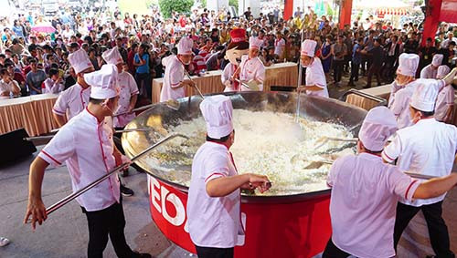 越南“最大份炒饭“现身胡志明市 ảnh 2 越南“最大份炒饭“现身胡志明市 ảnh 2