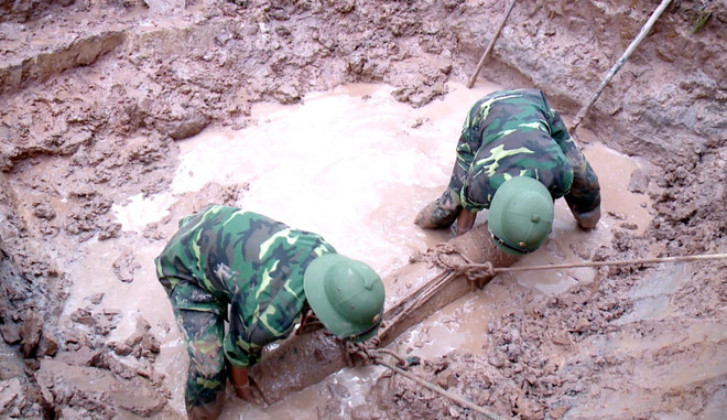 越南广宁省安全转移处理一枚225公斤内藏93公斤炸药的炸弹 ảnh 2