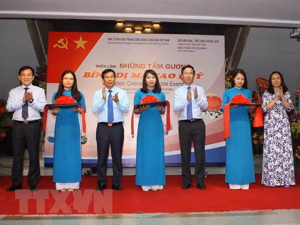 胡志明主席诞辰128周年：第六次“平易而高贵榜样”图片展开展 ảnh 1