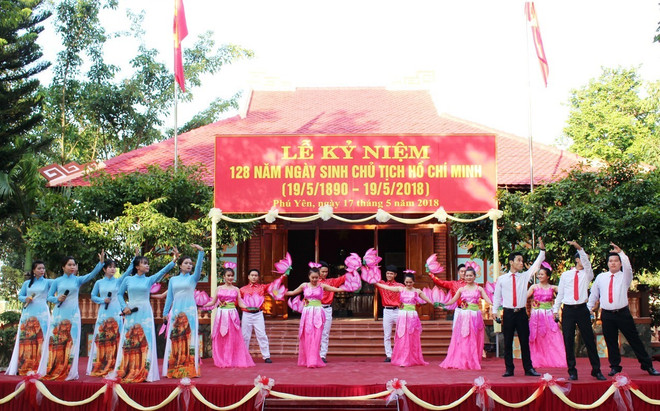 越南全国各地举行纪念胡志明主席诞辰128周年活动 ảnh 1 越南全国各地举行纪念胡志明主席诞辰128周年活动 ảnh 1