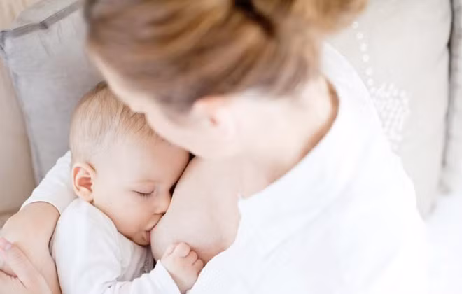母乳喂养到2岁的越南宝宝比例占22% ảnh 1