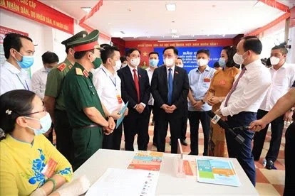 国会主席王廷惠检查河内市东英县和海阳省荆门市选举工作 ảnh 1 国会主席王廷惠检查河内市东英县和海阳省荆门市选举工作 ảnh 1