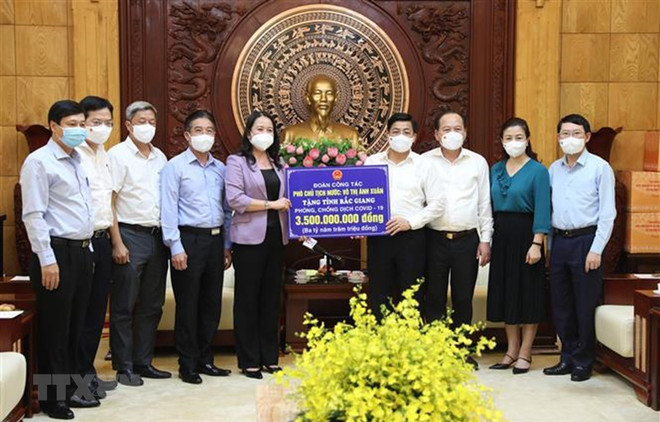 国家副主席武氏映春走访慰问和检查北宁和北江两省的防疫工作 ảnh 2 国家副主席武氏映春走访慰问和检查北宁和北江两省的防疫工作 ảnh 2