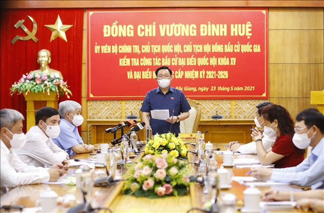越南国会主席王廷惠前往北江省和北宁省检查选举工作 ảnh 2