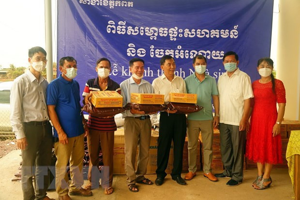 柬埔寨贡布省越裔柬埔寨人公房正式落成 ảnh 2 柬埔寨贡布省越裔柬埔寨人公房正式落成 ảnh 2