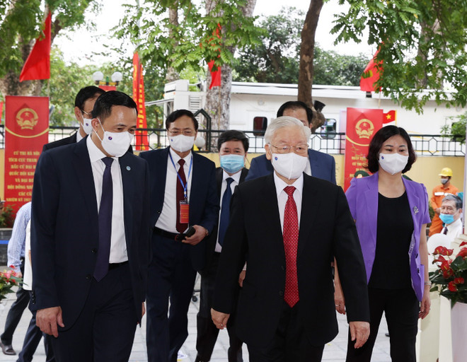 国会和各国人民议会换届选举：党和国家领导人在首都河内参加投票 ảnh 3