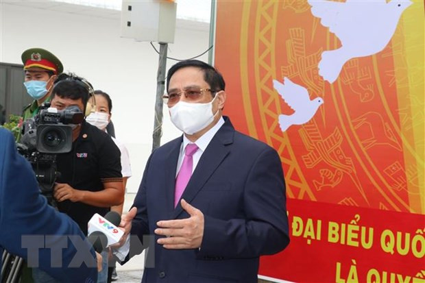 国会和人民议会换届选举：政府总理范明政在芹苴市参加投票 选出新一届国会代表 ảnh 1