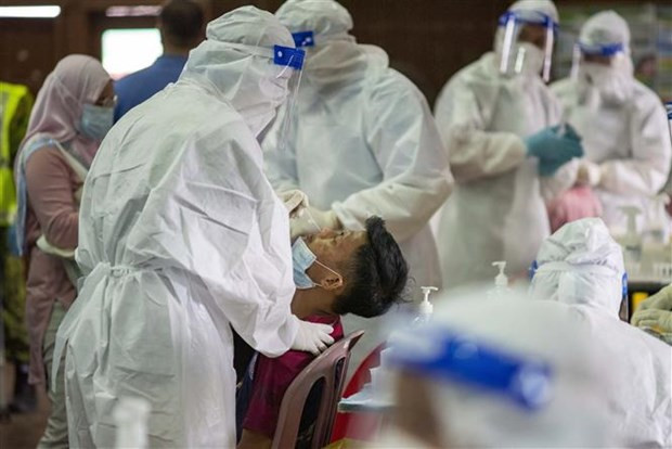 新冠肺炎疫情：马来西亚启动确保工作场所安全运动 老挝新增一例死亡病例 ảnh 1