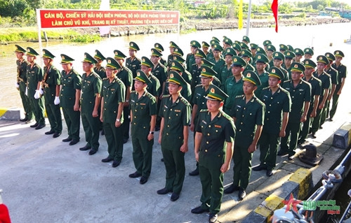 金瓯省边防部队举行高速巡逻舰升旗仪式 ảnh 1