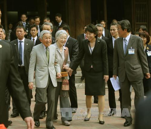 日本天皇明仁和皇后与越南留日往届大学毕业生进行交流 ảnh 1 日本天皇明仁和皇后与越南留日往届大学毕业生进行交流 ảnh 1