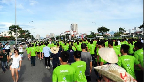 2015年岘港国际马拉松赛吸引国内外500名运动员参赛 ảnh 1 2015年岘港国际马拉松赛吸引国内外500名运动员参赛 ảnh 1