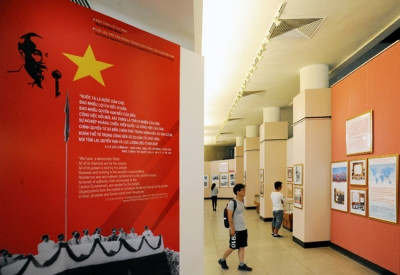 题为“建设属于人民、来自人民、为人民的国家70周年”图片展在河内举行 ảnh 1