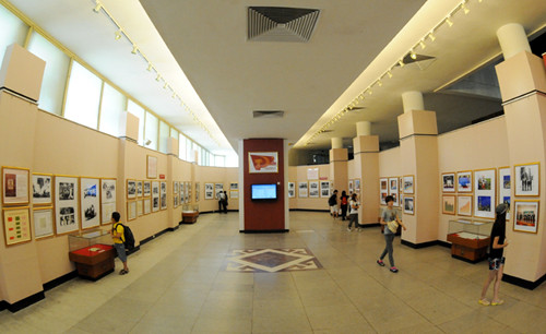 题为“建设属于人民、来自人民、为人民的国家70周年”图片展在河内举行 ảnh 3