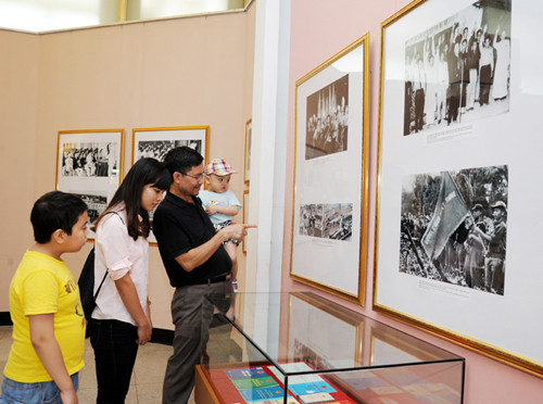 题为“建设属于人民、来自人民、为人民的国家70周年”图片展在河内举行 ảnh 2