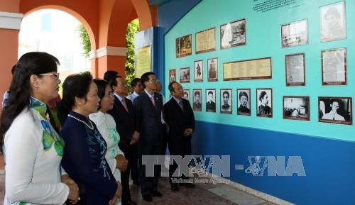 八月革命胜利暨九.二国庆70周年:敬香缅怀胡志明主席与孙德胜主席 ảnh 2 八月革命胜利暨九.二国庆70周年:敬香缅怀胡志明主席与孙德胜主席 ảnh 2