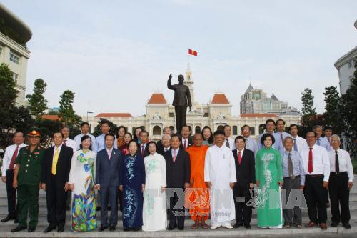 八月革命胜利暨九.二国庆70周年:敬香缅怀胡志明主席与孙德胜主席 ảnh 1 八月革命胜利暨九.二国庆70周年:敬香缅怀胡志明主席与孙德胜主席 ảnh 1