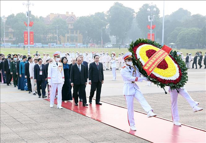 出席第10届全国爱国竞赛大会的代表团入陵瞻仰胡志明主席遗容 ảnh 1 出席第10届全国爱国竞赛大会的代表团入陵瞻仰胡志明主席遗容 ảnh 1