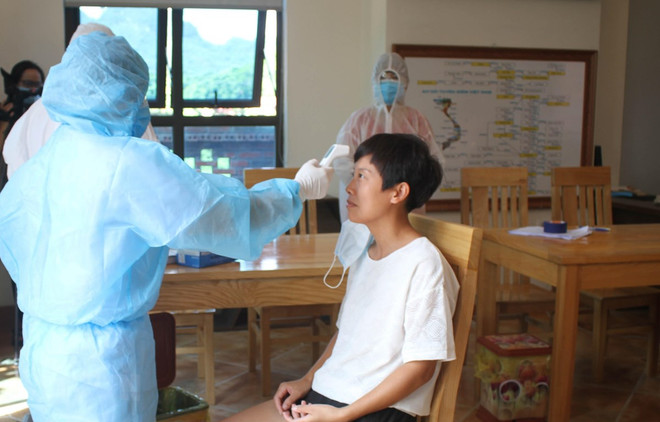 新冠肺炎疫情：平阳省为2650余名外国专家入境工作创造便利条件 ảnh 1