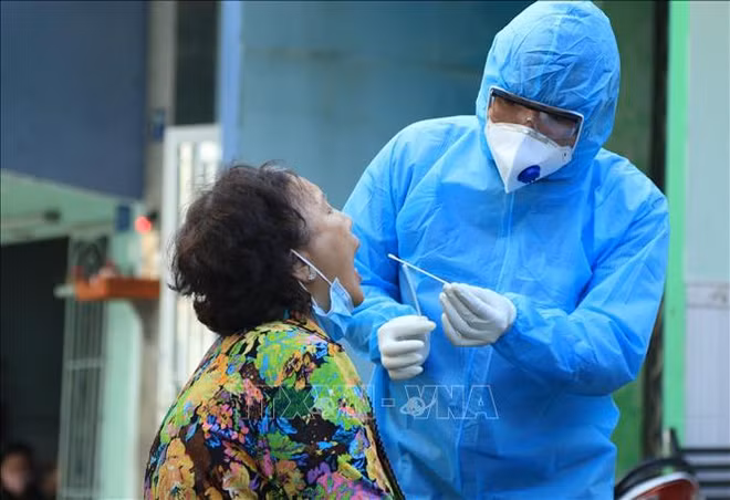 新冠肺炎疫情：胡志明市852名密切接触者中有838人病毒检测结果为阴性 ảnh 1