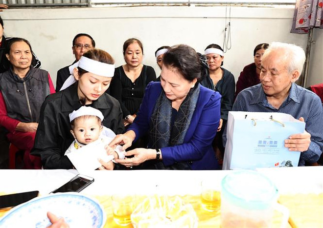 国会主席阮氏金银看望慰问中部洪灾牺牲烈士家属 ảnh 1