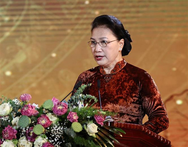 国会主席阮氏金银看望慰问中部洪灾牺牲烈士家属 ảnh 3