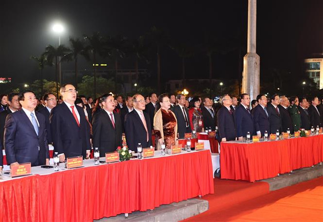 国会主席阮氏金银看望慰问中部洪灾牺牲烈士家属 ảnh 2