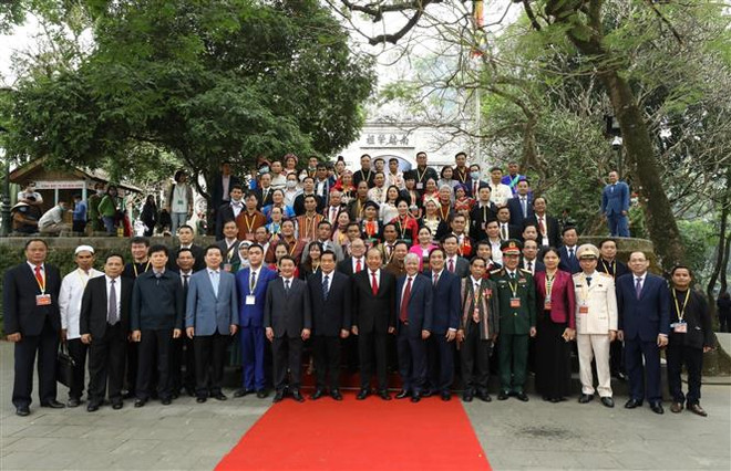 第二次越南少数民族全国代表大会参会代表团入陵瞻仰胡志明主席遗容 ảnh 2 第二次越南少数民族全国代表大会参会代表团入陵瞻仰胡志明主席遗容 ảnh 2