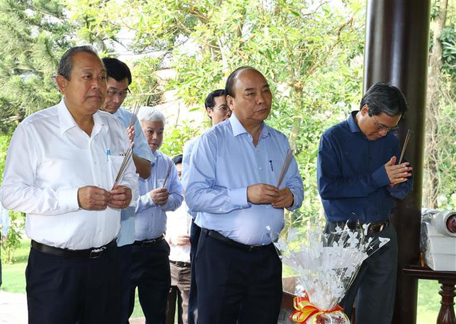 阮春福给已故党和国家领导同志上香 ảnh 1 阮春福给已故党和国家领导同志上香 ảnh 1