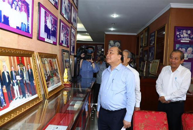 阮春福给已故党和国家领导同志上香 ảnh 2 阮春福给已故党和国家领导同志上香 ảnh 2