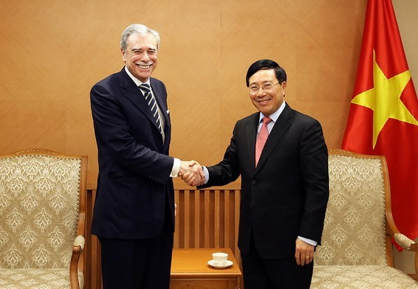  越南政府副总理兼外交部长范平明会见原美国商务部部长 ảnh 1