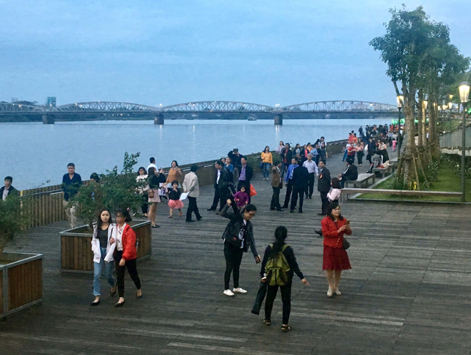 由韩国政府资助的顺化市香江上步行桥投入使用 ảnh 2 由韩国政府资助的顺化市香江上步行桥投入使用 ảnh 2