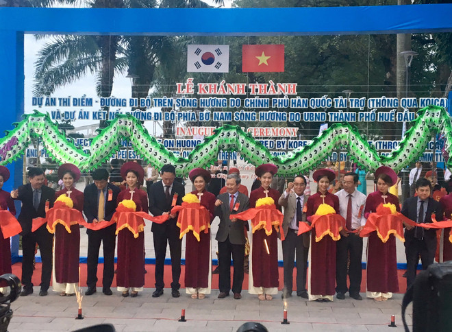 由韩国政府资助的顺化市香江上步行桥投入使用 ảnh 1 由韩国政府资助的顺化市香江上步行桥投入使用 ảnh 1