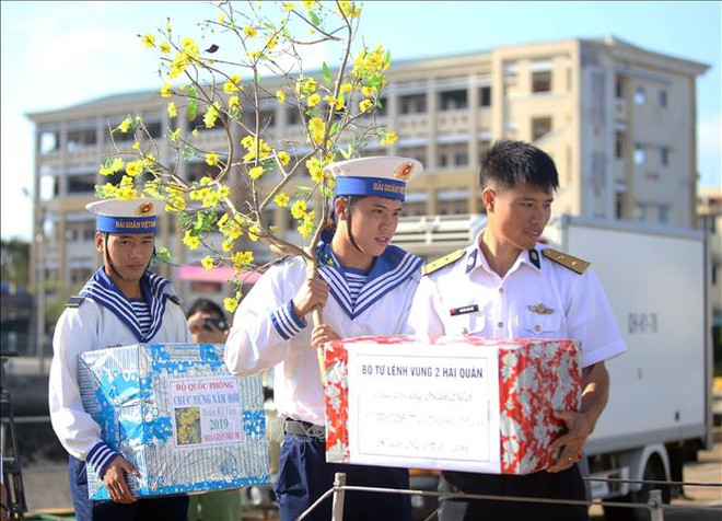 越南海洋岛屿:为海上军民送年货、送温暖 ảnh 1 越南海洋岛屿:为海上军民送年货、送温暖 ảnh 1